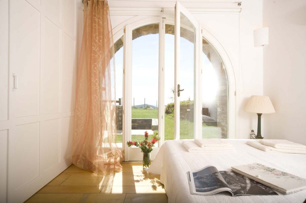 Middle floor bedroom with balcony to garden